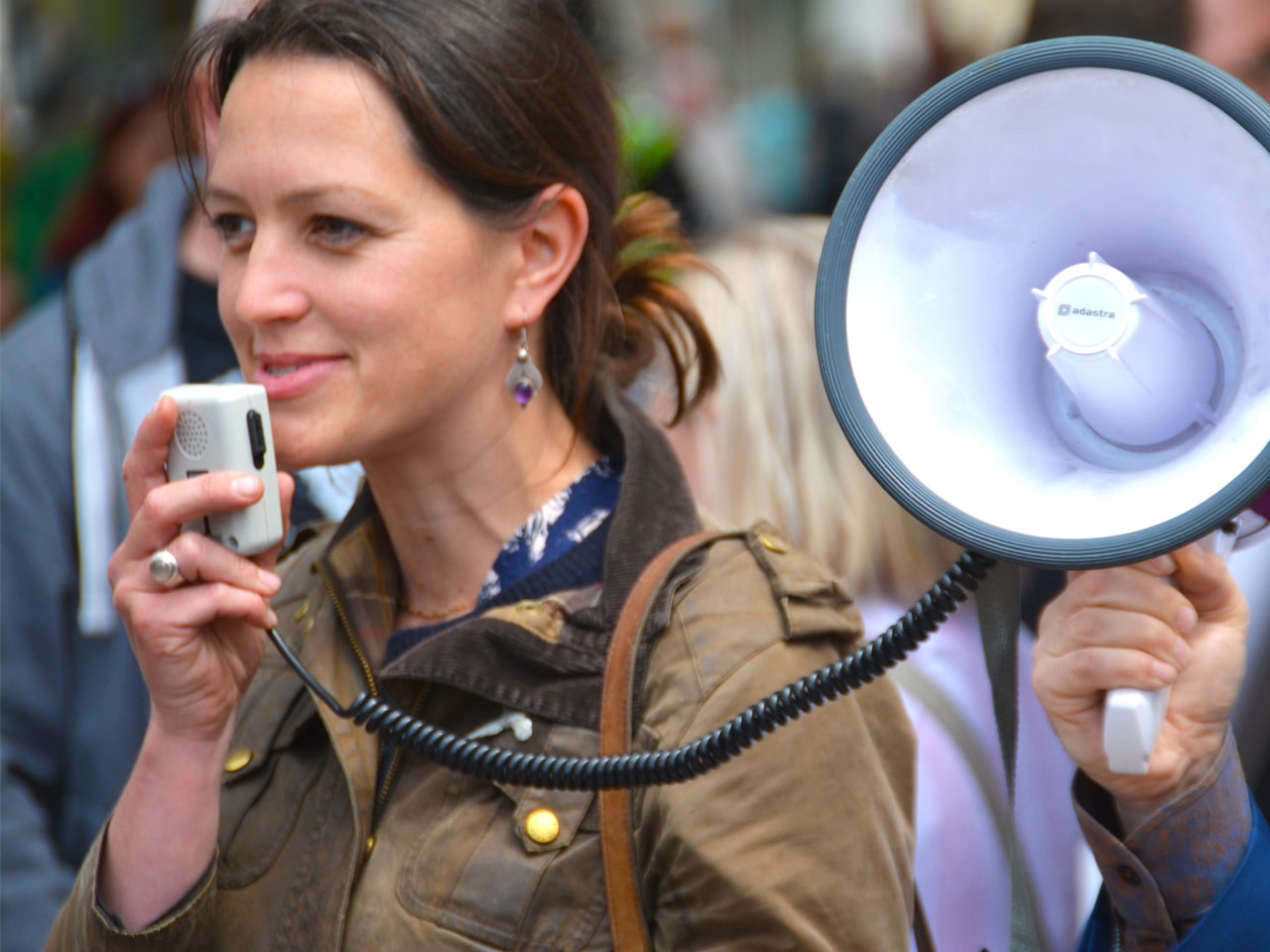 Une femme parlant dans un mégaphone