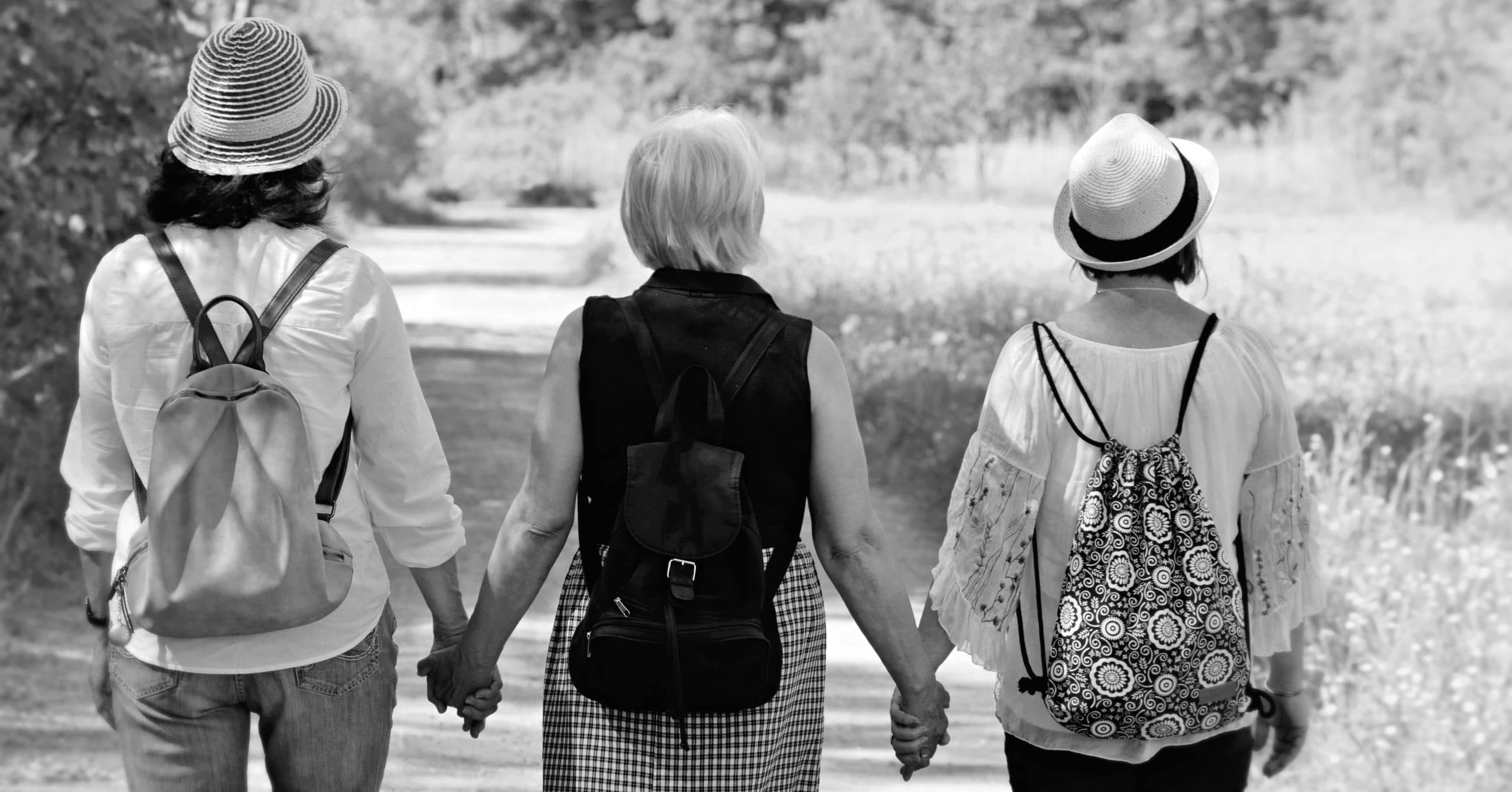 3 femmes se tenant la main symbolisant l'entraide et le soutien