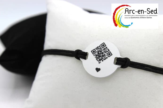 Bracelet d'urgence médicale Qoeur vendu par Arc-en-Sed