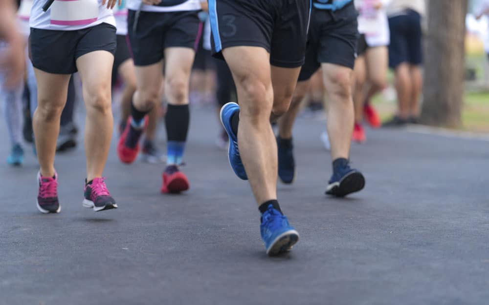 photo de jambes de coureurs à pied