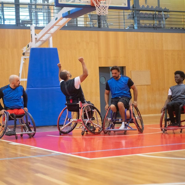 joueurs de baskets en fauteuil roulant illustrant le concept de sport-handicap