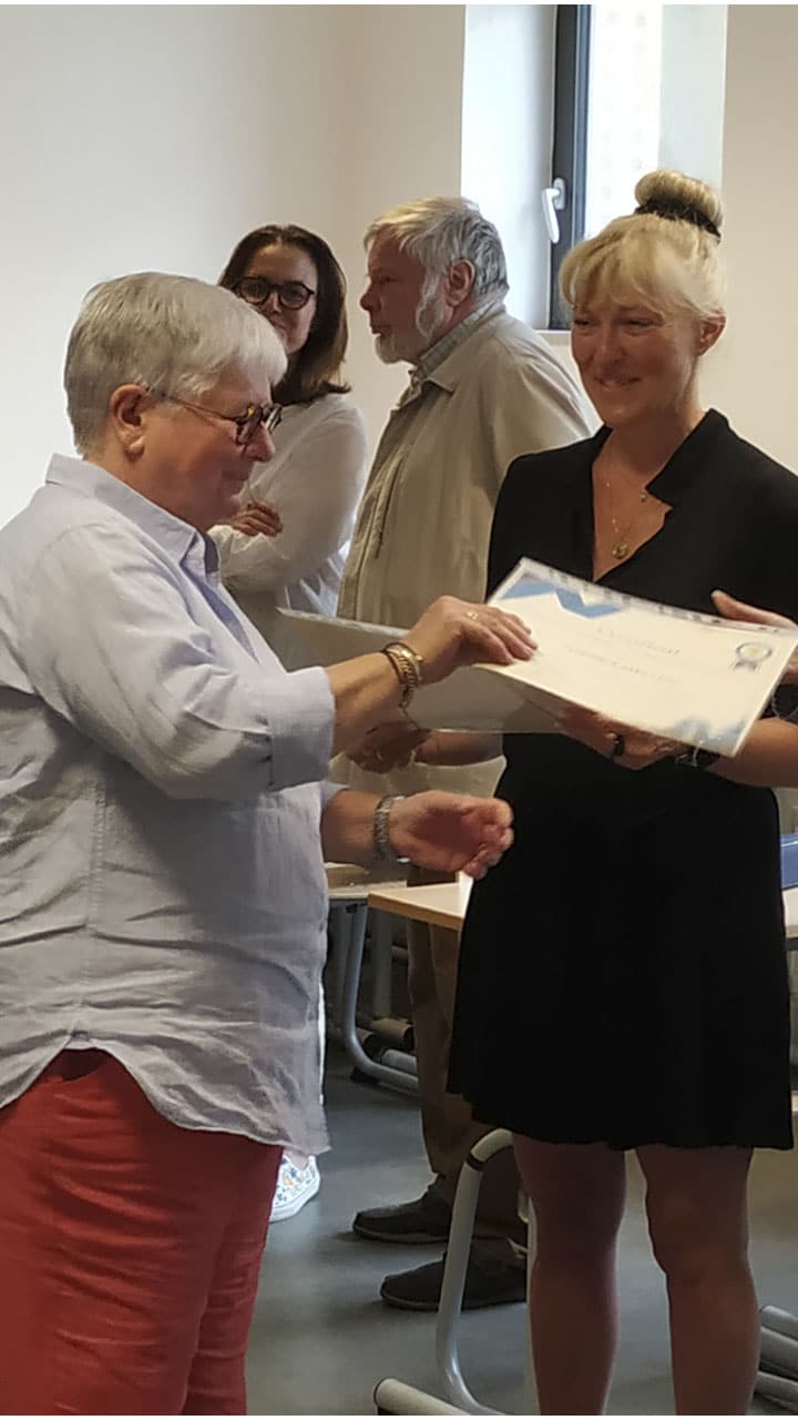 Remise du CU personne ressource par Christel Osaer présidente de l'association Arc-en-Sed